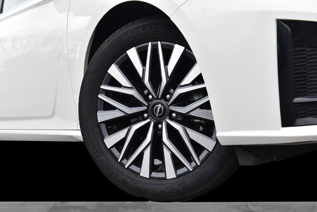 Nissan Altima Vehicle Full-screen Gallery Image 3