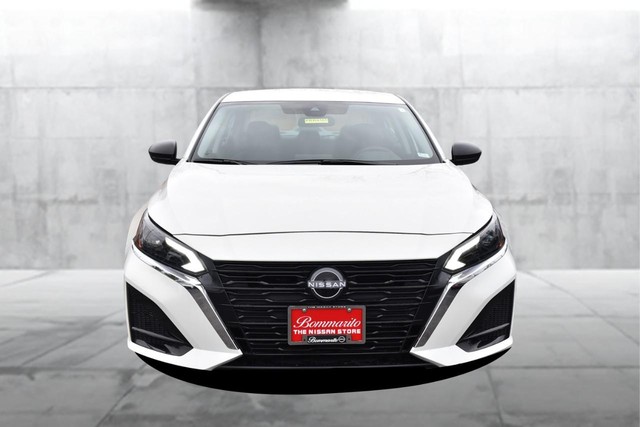 Nissan Altima Vehicle Full-screen Gallery Image 4