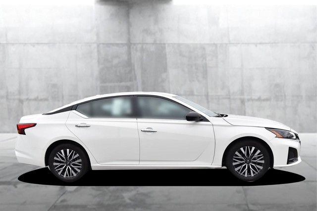 Nissan Altima Vehicle Full-screen Gallery Image 5