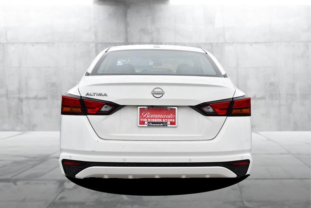 Nissan Altima Vehicle Full-screen Gallery Image 6