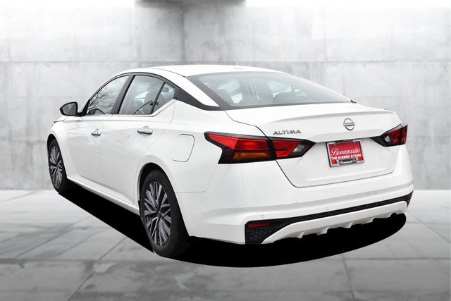 Nissan Altima Vehicle Full-screen Gallery Image 7