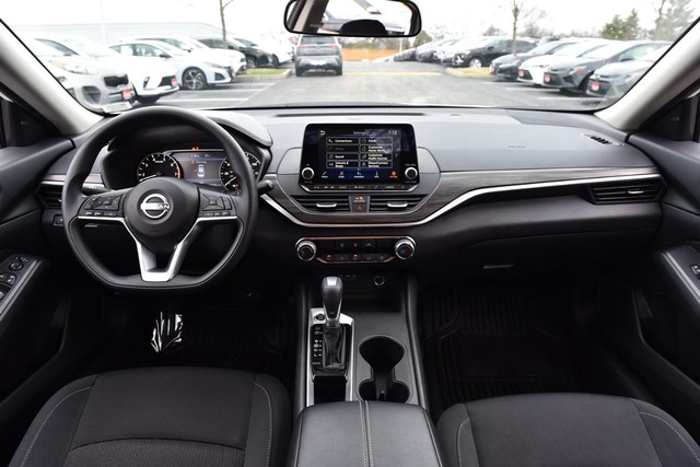 Nissan Altima Vehicle Full-screen Gallery Image 8