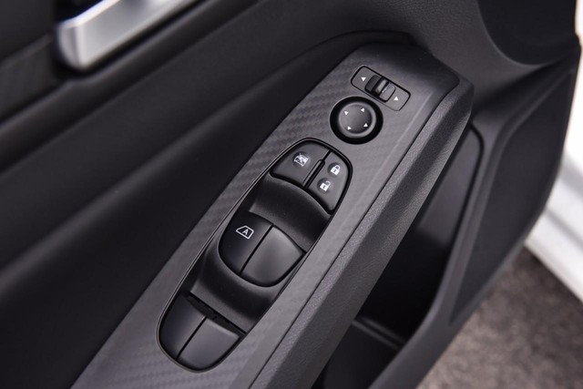 Nissan Altima Vehicle Full-screen Gallery Image 9