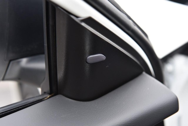 Nissan Altima Vehicle Full-screen Gallery Image 10