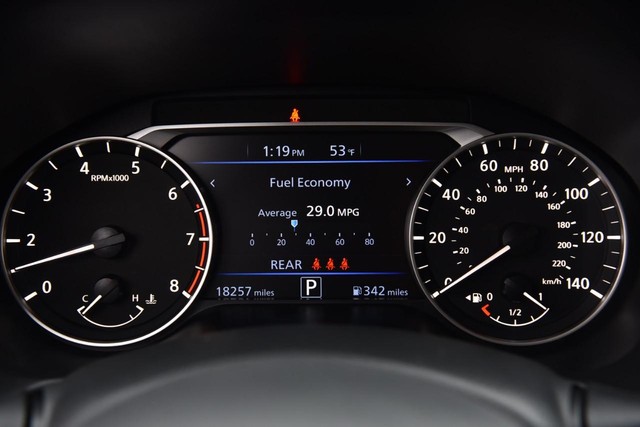 Nissan Altima Vehicle Full-screen Gallery Image 12