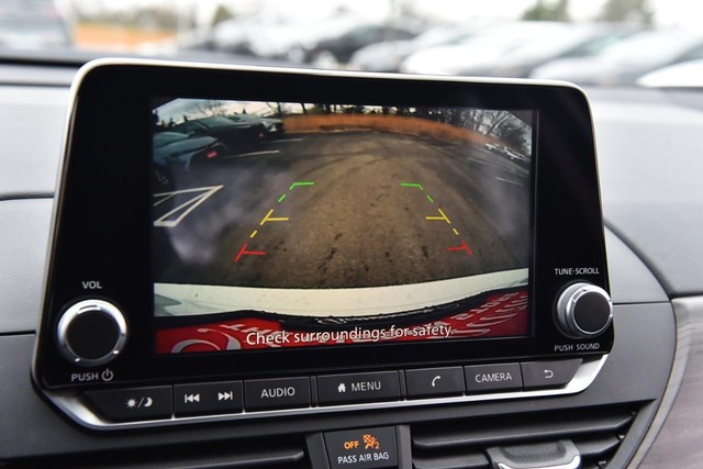 Nissan Altima Vehicle Full-screen Gallery Image 13