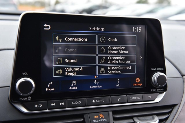 Nissan Altima Vehicle Full-screen Gallery Image 14