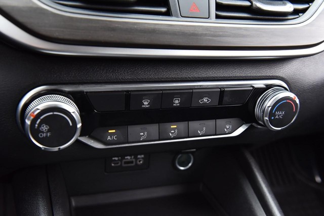 Nissan Altima Vehicle Full-screen Gallery Image 15