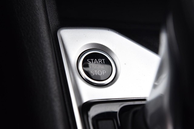 Nissan Altima Vehicle Full-screen Gallery Image 17