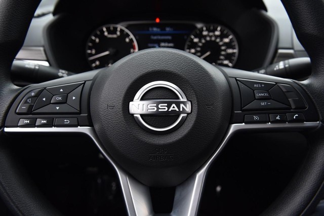 Nissan Altima Vehicle Full-screen Gallery Image 18