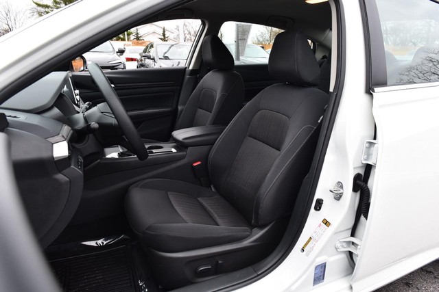 Nissan Altima Vehicle Full-screen Gallery Image 19