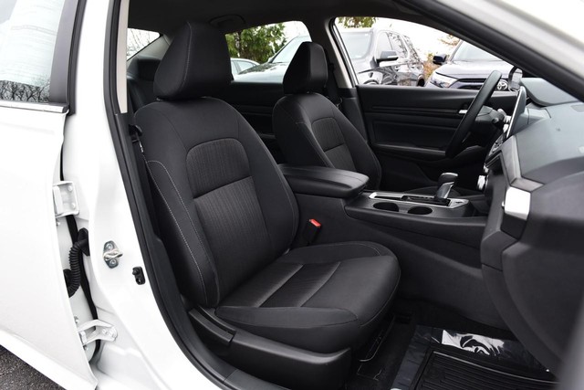 Nissan Altima Vehicle Full-screen Gallery Image 20