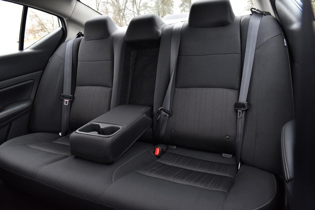 Nissan Altima Vehicle Full-screen Gallery Image 21