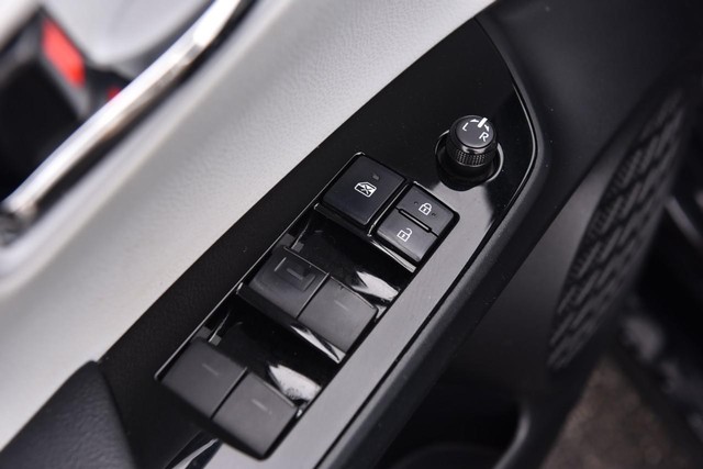 Toyota Prius Vehicle Full-screen Gallery Image 9