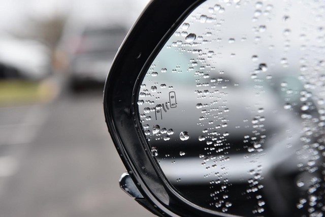 Toyota Prius Vehicle Full-screen Gallery Image 10