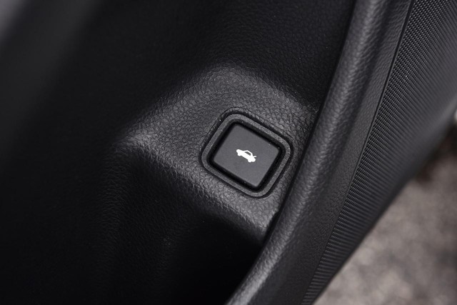 Honda Accord Sedan Vehicle Full-screen Gallery Image 10