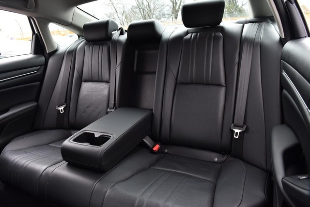 Honda Accord Sedan Vehicle Full-screen Gallery Image 24