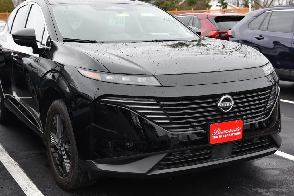 Nissan Murano Vehicle Full-screen Gallery Image 2