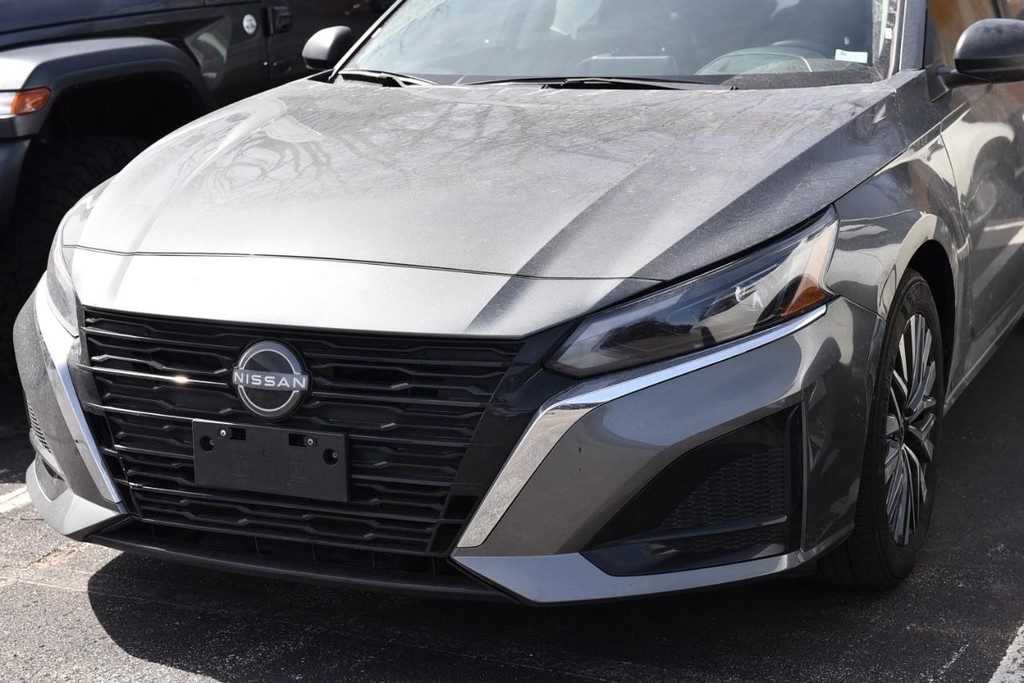 Nissan Altima Vehicle Image 02