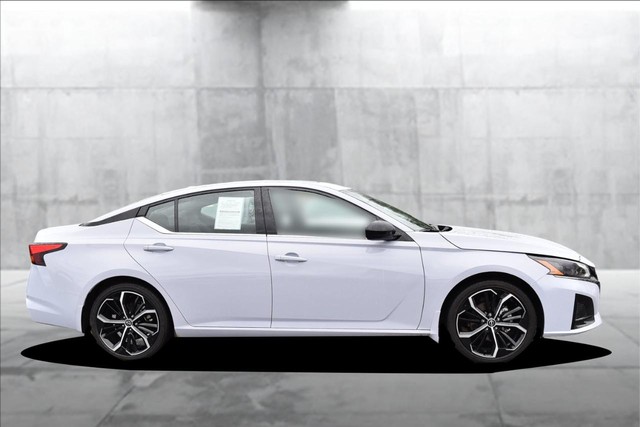 Nissan Altima Vehicle Image 05