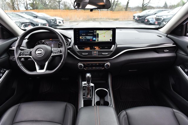 Nissan Altima Vehicle Image 08