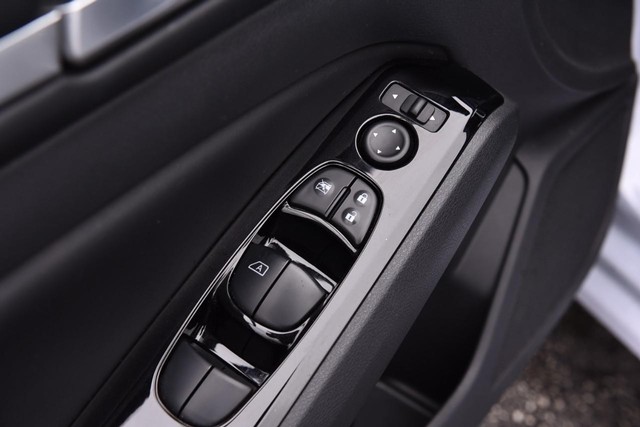 Nissan Altima Vehicle Image 09