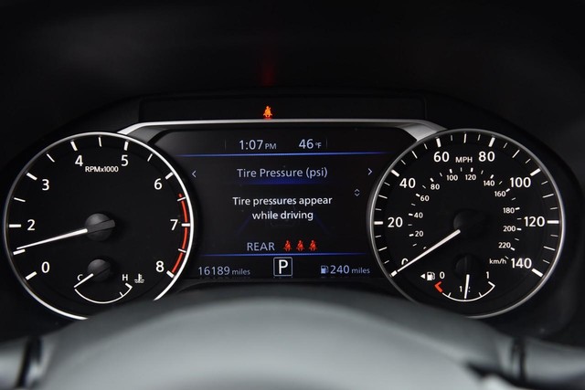 Nissan Altima Vehicle Image 12