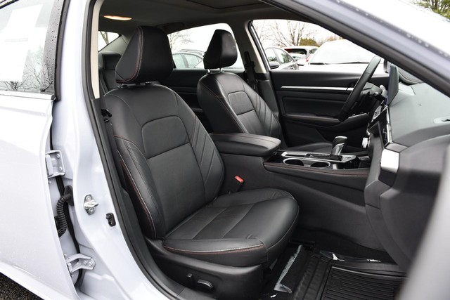 Nissan Altima Vehicle Image 20