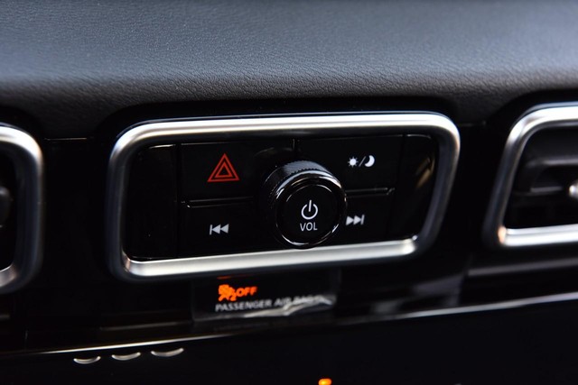 Nissan Sentra Vehicle Full-screen Gallery Image 15