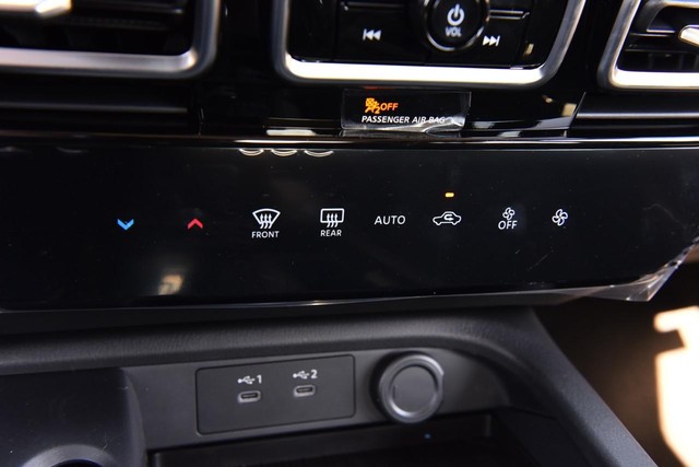 Nissan Sentra Vehicle Full-screen Gallery Image 16