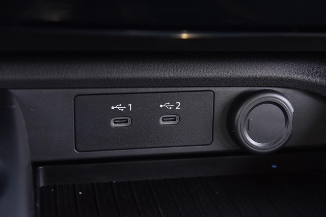 Nissan Sentra Vehicle Full-screen Gallery Image 17