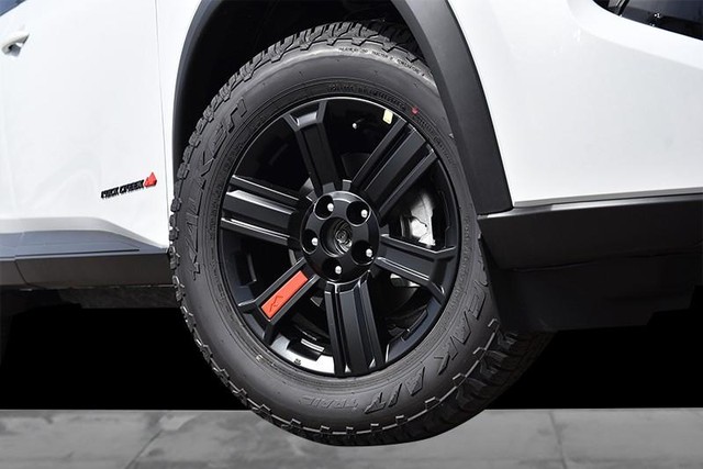 Nissan Rogue Vehicle Full-screen Gallery Image 3