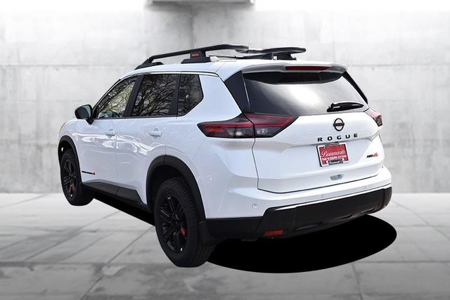 Nissan Rogue Vehicle Full-screen Gallery Image 7