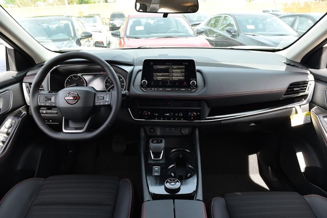 Nissan Rogue Vehicle Full-screen Gallery Image 8