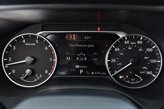 Nissan Rogue Vehicle Full-screen Gallery Image 12