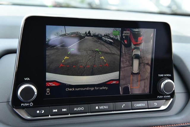 Nissan Rogue Vehicle Full-screen Gallery Image 13