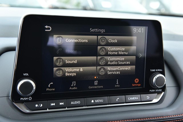 Nissan Rogue Vehicle Full-screen Gallery Image 17