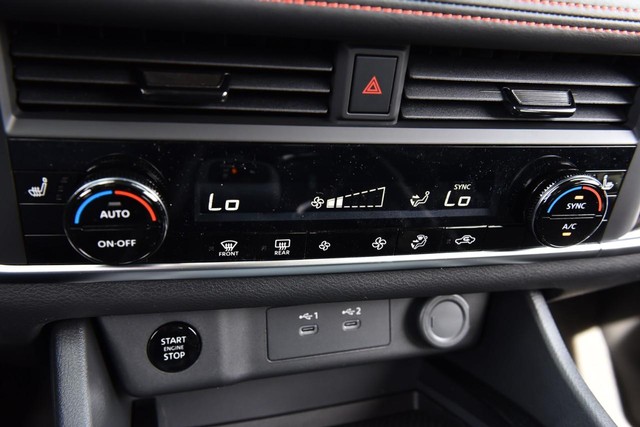 Nissan Rogue Vehicle Full-screen Gallery Image 18