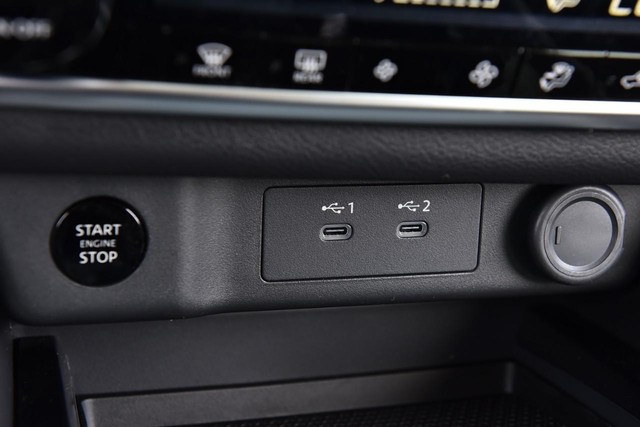 Nissan Rogue Vehicle Full-screen Gallery Image 19