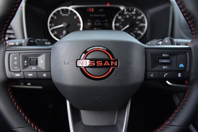 Nissan Rogue Vehicle Full-screen Gallery Image 21