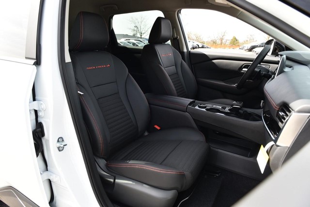 Nissan Rogue Vehicle Full-screen Gallery Image 23