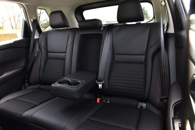 Nissan Rogue Vehicle Full-screen Gallery Image 24