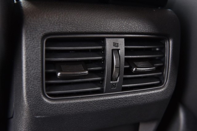 Nissan Rogue Vehicle Full-screen Gallery Image 25