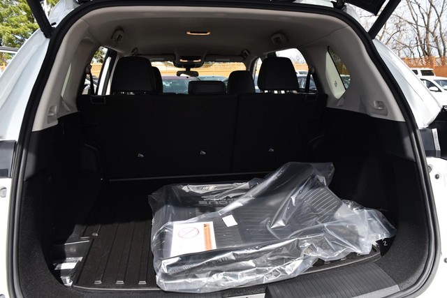 Nissan Rogue Vehicle Full-screen Gallery Image 27