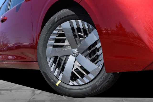 Nissan Sentra Vehicle Full-screen Gallery Image 3