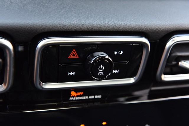 Nissan Sentra Vehicle Full-screen Gallery Image 15