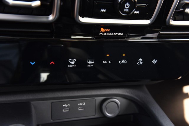 Nissan Sentra Vehicle Full-screen Gallery Image 16