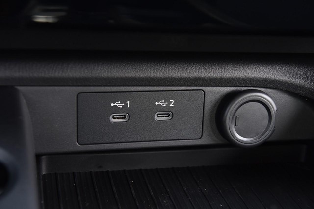 Nissan Sentra Vehicle Full-screen Gallery Image 17