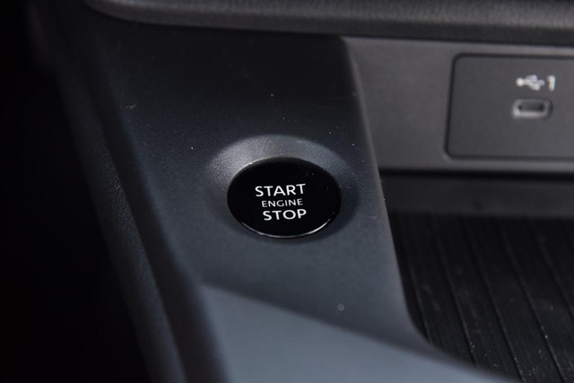 Nissan Sentra Vehicle Full-screen Gallery Image 18