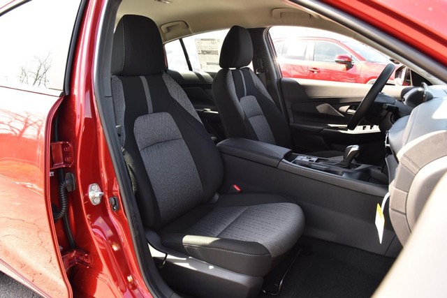 Nissan Sentra Vehicle Full-screen Gallery Image 22